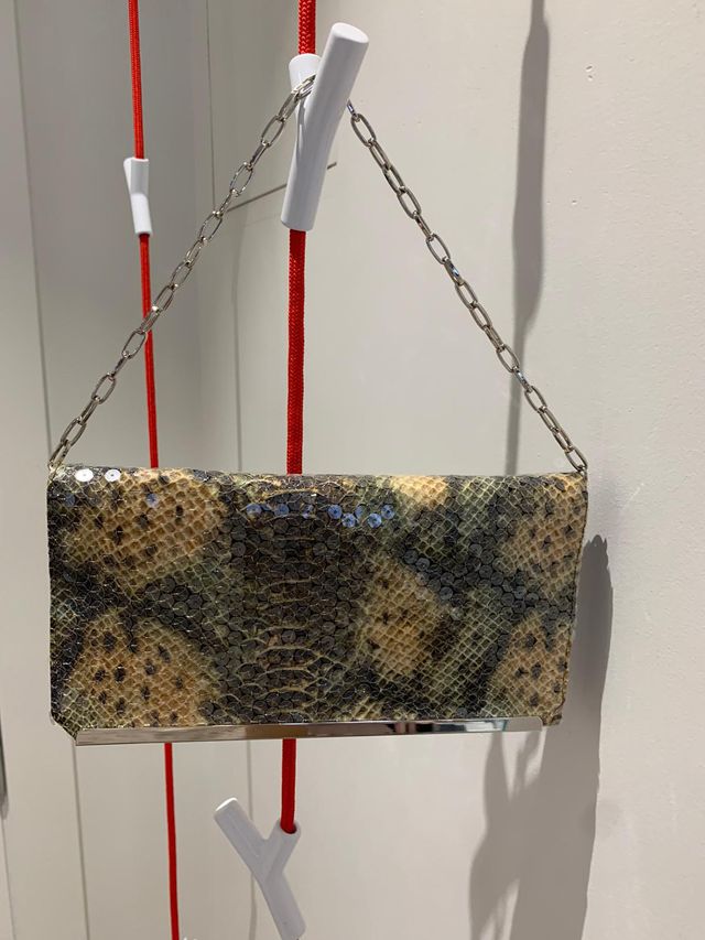 Bolso de mano estampando serpiente lentejue