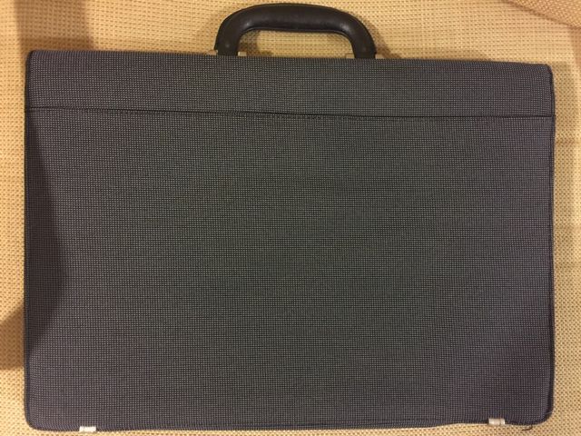 Maletín tejido sintético lavable. A estrenar.