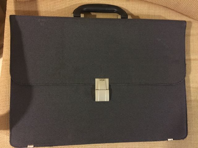 Maletín tejido sintético lavable. A estrenar.