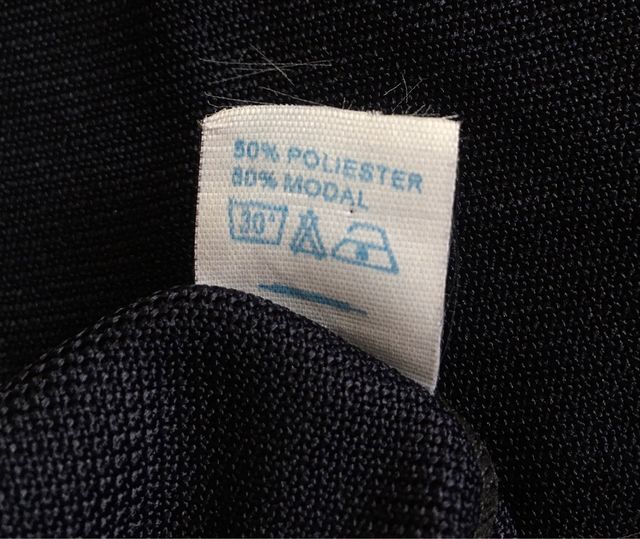 Camiseta tirantes azul marino.