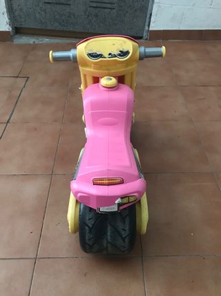 moto molto niña