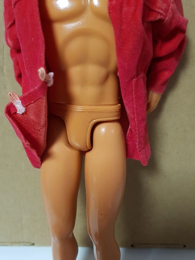 MUÑECO KEN CASTAÑO ARTÍCULADO CON ABRIGO