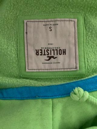 Sudadera verde marca Hollister de segunda mano por 20 EUR en Guadalajara en  WALLAPOP