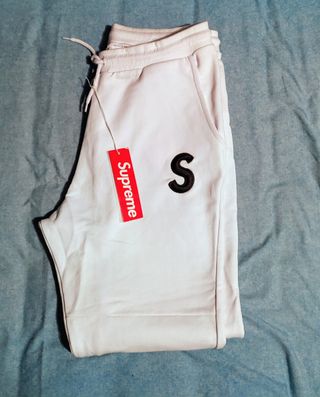 Pantalón Chandal Supreme de segunda mano por 40 EUR en Parets del Vallès en  WALLAPOP