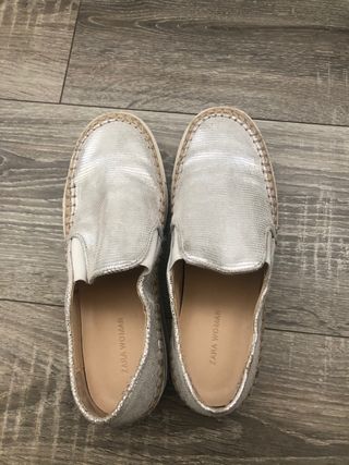 Zapatillas sin cordones plateadas de Zara de segunda mano por 25 EUR en  Madrid en WALLAPOP