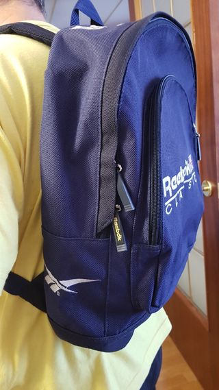 Mochila reebok classic de segunda mano por 11 EUR en Barcelona en WALLAPOP