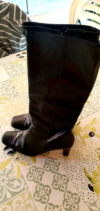 Botas altas de pura piel de segunda mano por 30 EUR en Alicante en WALLAPOP