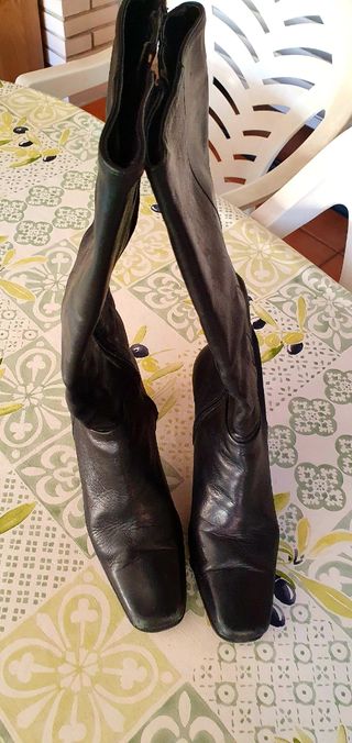 Botas altas de pura piel de segunda mano por 30 EUR en Alicante en WALLAPOP