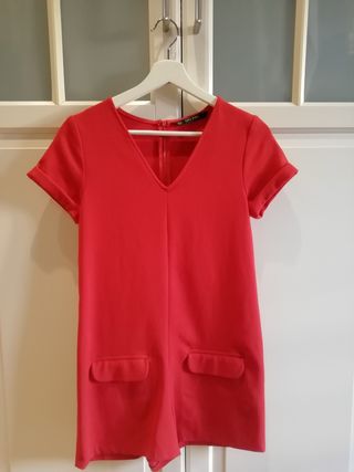 Mono corto rojo Zara de segunda mano por 10 EUR en Madrid en WALLAPOP