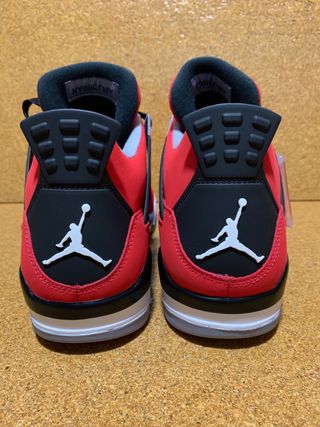 Zapatillas Nike Air Jordan 4 Retro, Toro Bravo de segunda mano por 380 EUR  en Sevilla en WALLAPOP