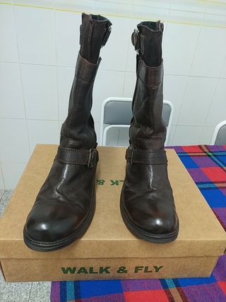 BOTAS DE PIEL de segunda mano por 20 EUR en Sant Adrià de Besòs en WALLAPOP