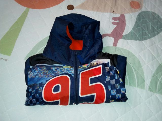 Impermeable Cars talla 3 años. Usado