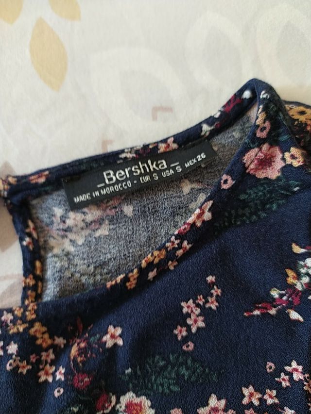 blusa con volante flores