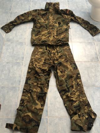 TRAJE INTEMPERIE EJERCITO ESPAÑOL de segunda mano por 70 EUR en Buenas  Noches en WALLAPOP
