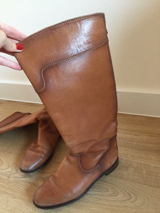 Botas altas piel marrón Uterqüe de segunda mano por 20 EUR en Madrid en  WALLAPOP