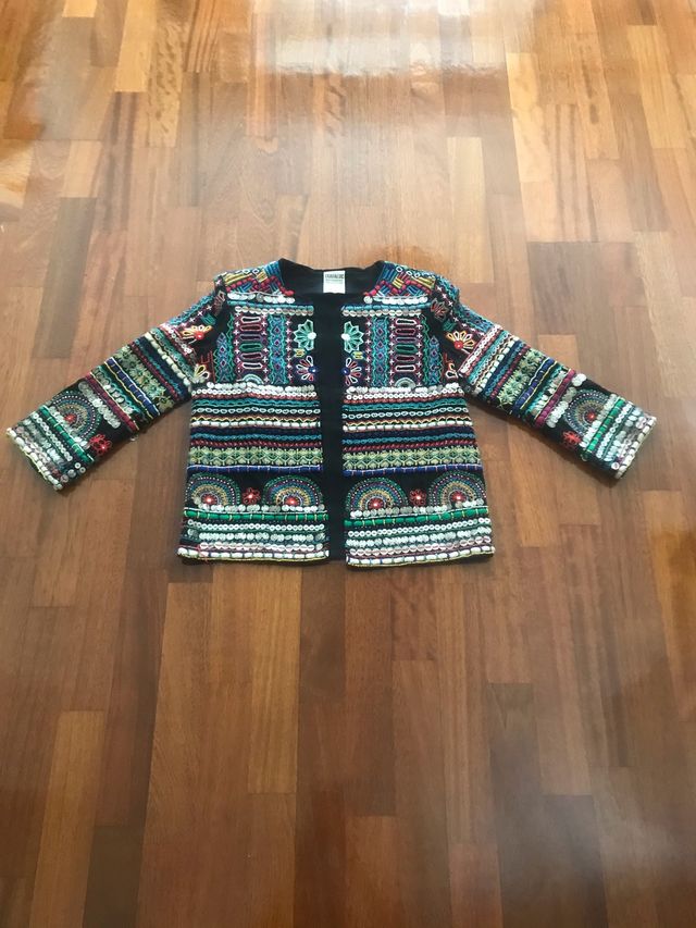 Chaqueta abalorios zara colores. Talla S