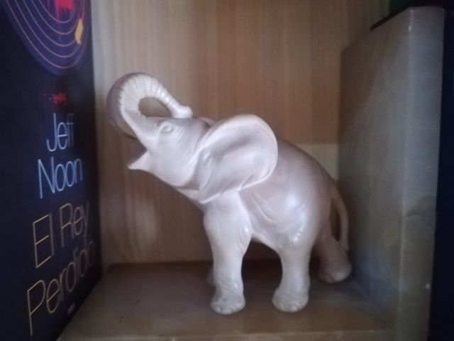 sujeta libros  elefante