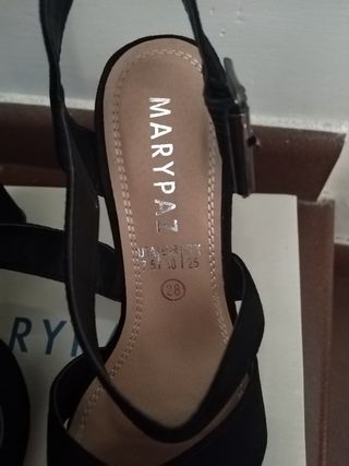 Sandalias plataforma de tacón negras MARYPAZ de segunda mano por 20 EUR en  Helechosa de los Montes en WALLAPOP