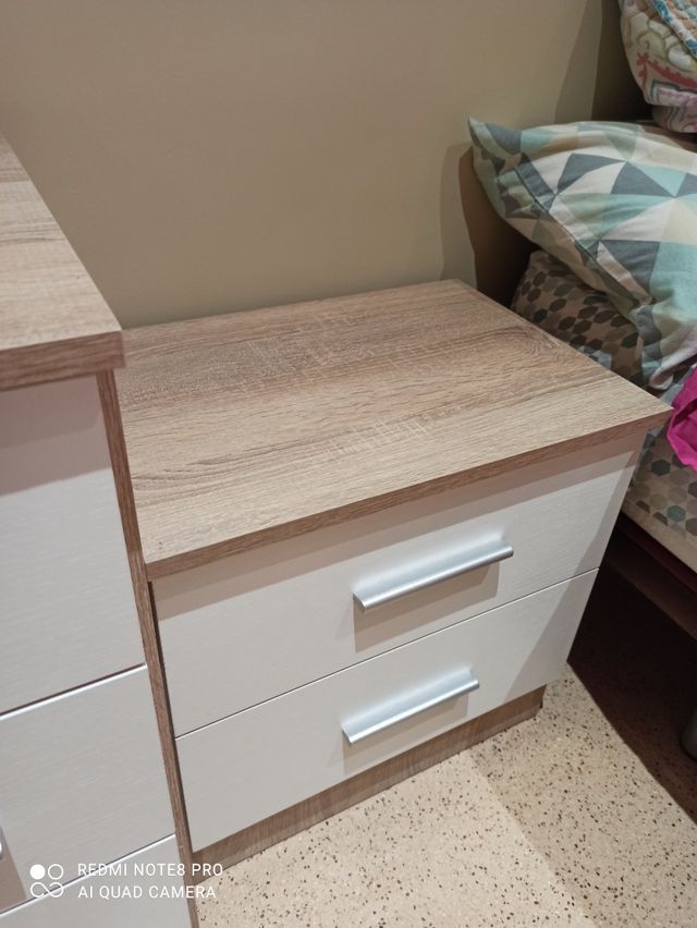 Muebles habitación cómoda, mesitas y espejo pared de segunda mano por