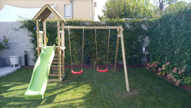 PARQUE INFANTIL INSTALADO NO SEU JARDIM