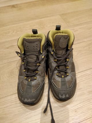 Botas de monte Quechua de segunda mano por 5 EUR en Sakoneta en WALLAPOP