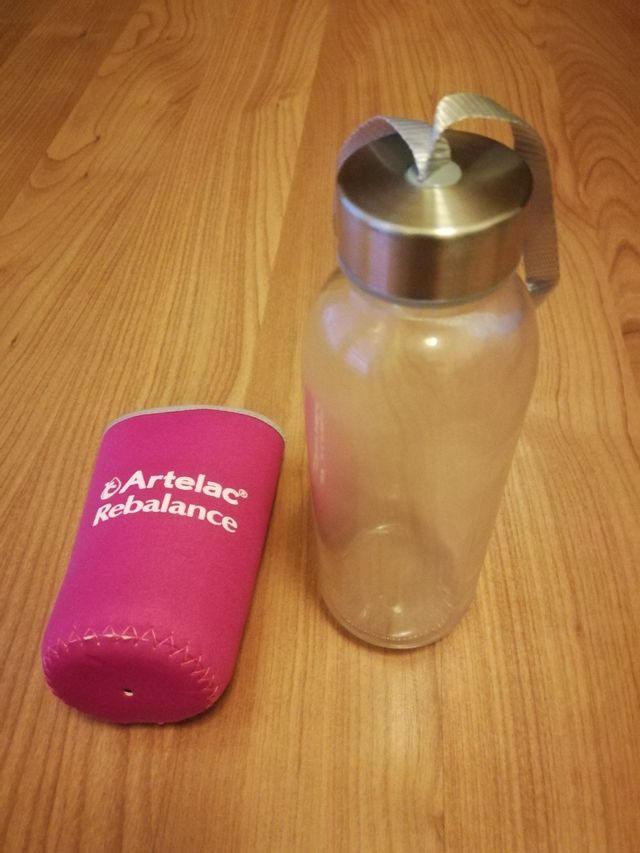 Botella agua pequeña cristal con funda isotermica