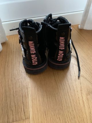 Botas Minnie Mouse Zara baby de segunda mano por 6 EUR en Getxo en WALLAPOP