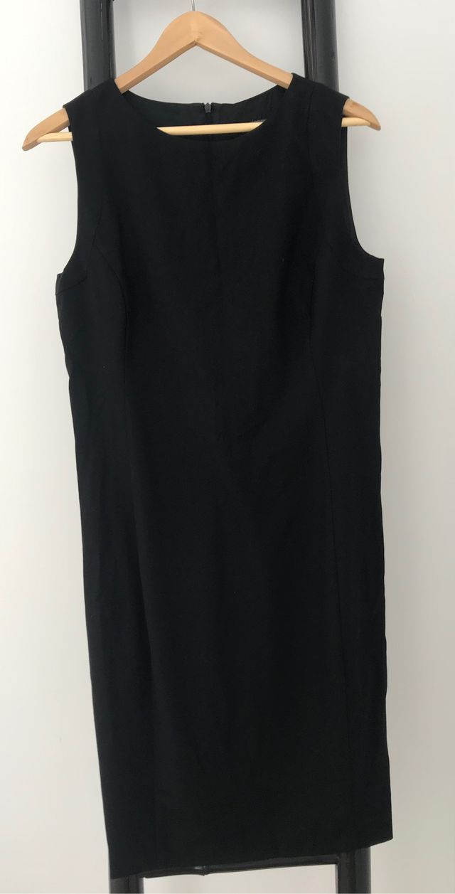 Vestido negro entallado