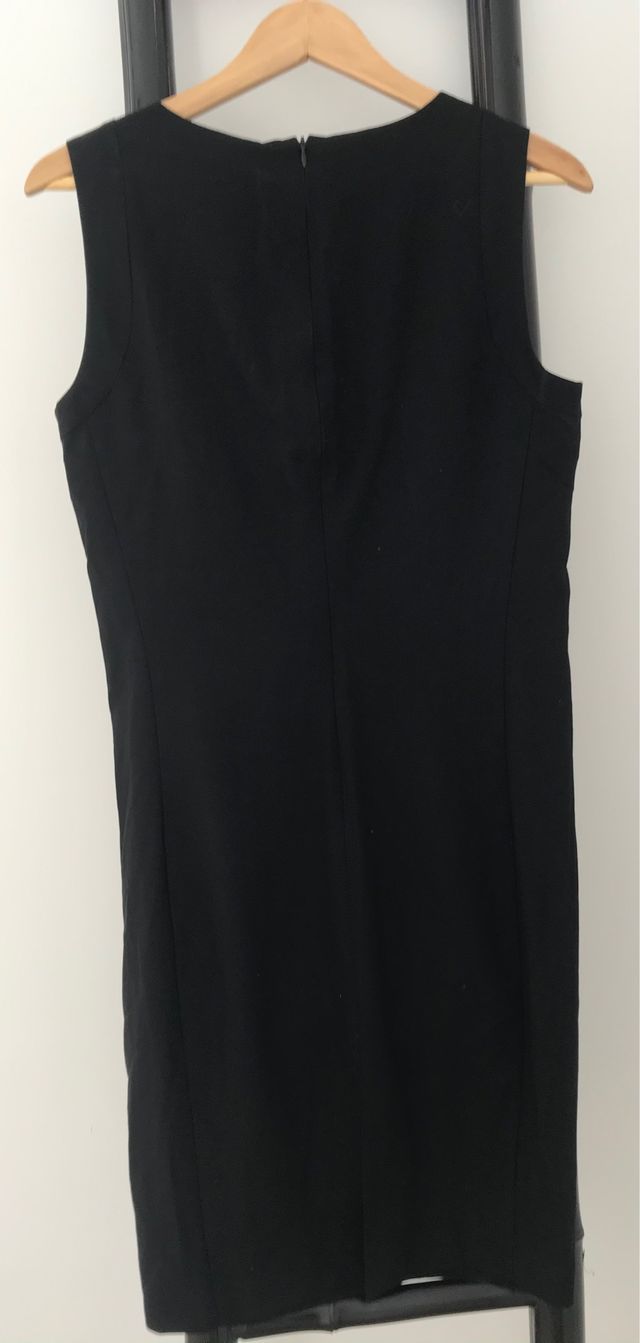 Vestido negro entallado