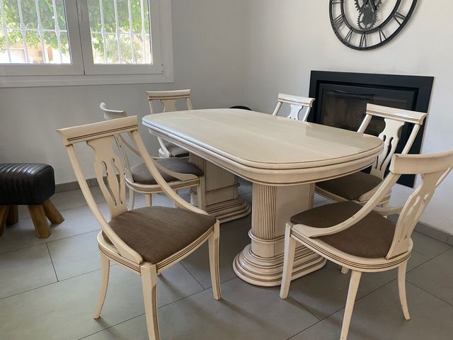 Vendo mesa de salón y 6 sillas a juego 