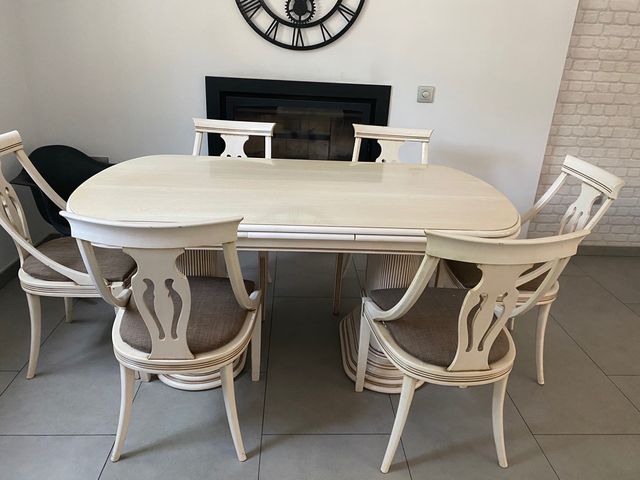Vendo mesa de salón y 6 sillas a juego 