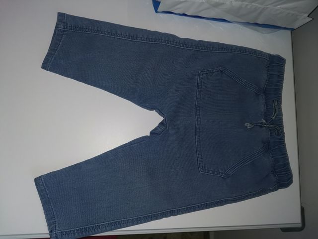 pantalón vaquero de 6 - 9 meses y pantalón corto 