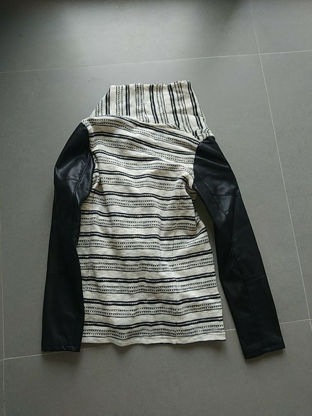 Chaqueta de lana y cuero. Bershka. Talla S