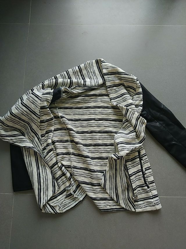 Chaqueta de lana y cuero. Bershka. Talla S
