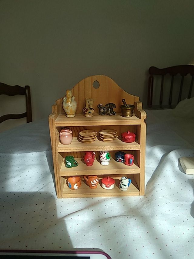 Repisa de madera y utensilios de cocina miniaturas