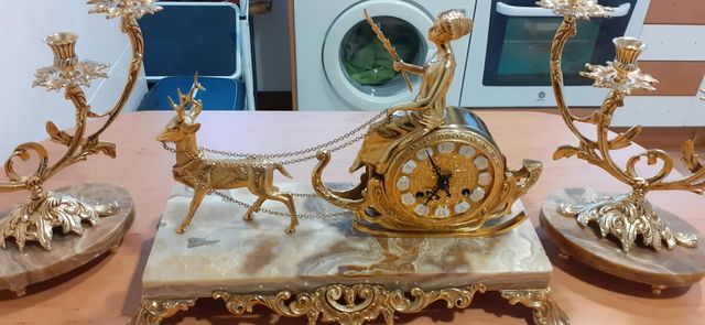 Candelabros y reloj de bronce