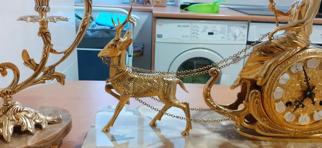 Candelabros y reloj de bronce