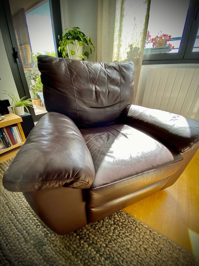 Sillón de piel reclinable + puf