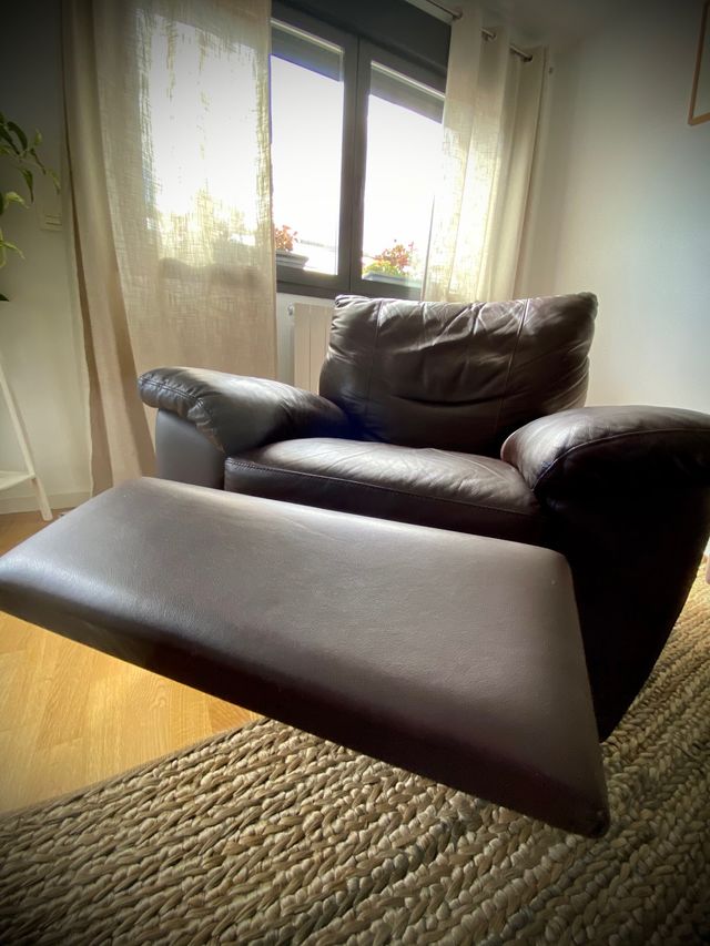 Sillón de piel reclinable + puf