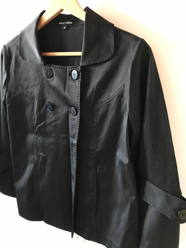 Chaqueta negra raso