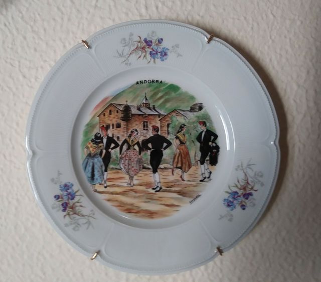 2 Platos de cerámica decorativos.