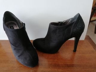 Ganga!!!! Zapatos abotinados tacon alto. de segunda mano por 5 EUR en  Águilas en WALLAPOP