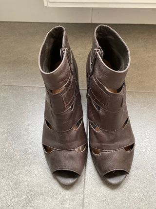 Botín peep toe Zara de segunda mano por 8 EUR en Mieres del Camino en  WALLAPOP