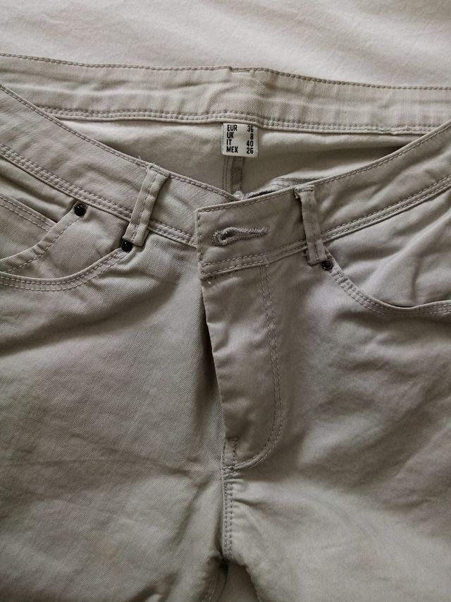 pantalón gris hielo con un uso