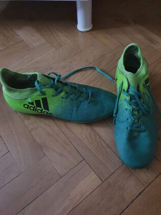Botas de fútbol Adidas Techfit Verdes de segunda mano por 8 EUR en Madrid  en WALLAPOP