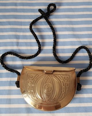 Bolso latón dorado labrado de segunda mano por 10 EUR en Madrid en WALLAPOP