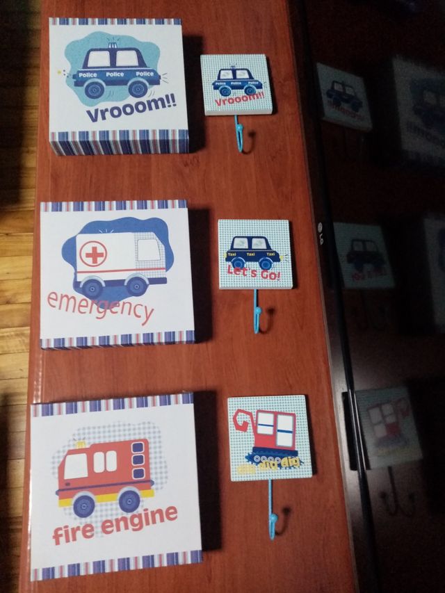 cuadros y percheros decorativos