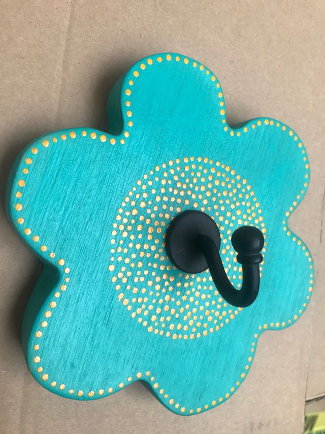 Percha flor madera decorada a mano