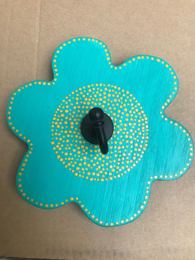 Percha flor madera decorada a mano