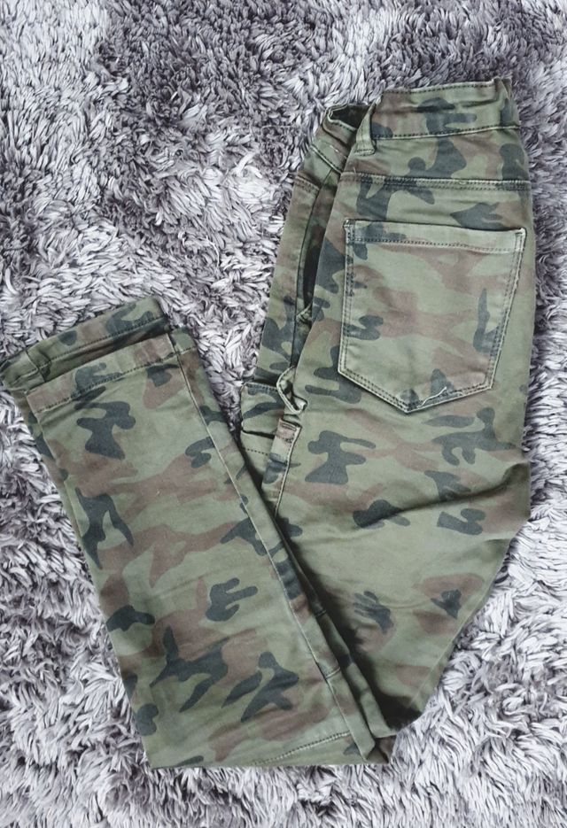 Pantalon de niña camuflado talla 7 marca Zara